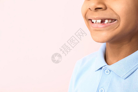 快乐笑的非裔美国男孩在彩图片