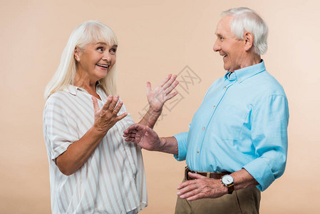 年长快乐的老太在看丈夫时看着丈夫在米图片