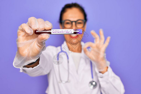 中年高级女医生拿着冠状感染病的药物血样图片