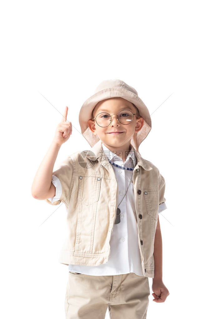 戴着眼镜和帽子的微笑探险家男孩前视镜看头图片