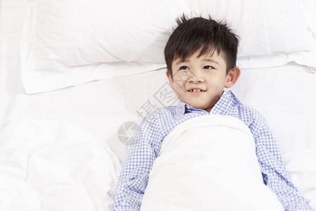 5岁儿童躺在医院病房的床上看图片