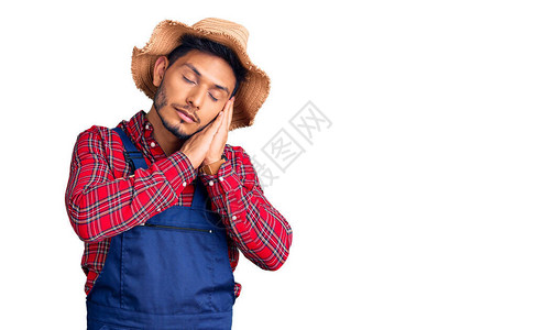 英俊的拉丁美洲年轻人穿着杂工制服睡觉累了做梦图片