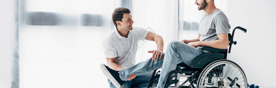 医院轮椅病人的生理治疗师按摩片被图片