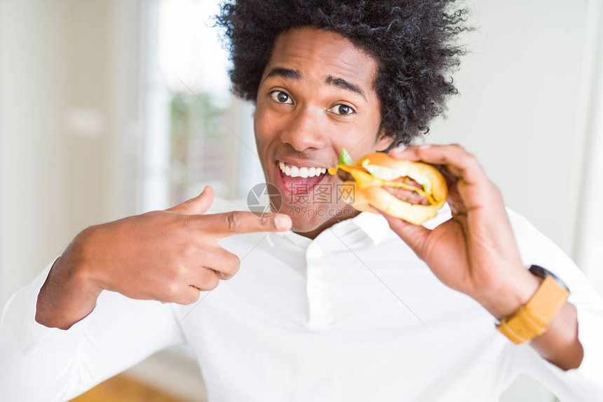 非裔美国人饥饿男子午餐时吃汉堡包图片