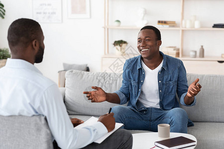 快乐的黑人男子在与心理学家交谈时图片