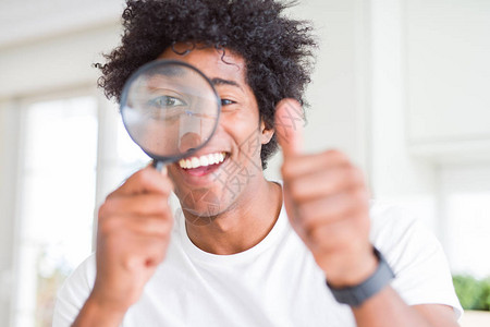 非裔美国人通过放大镜寻找快乐的笑脸图片