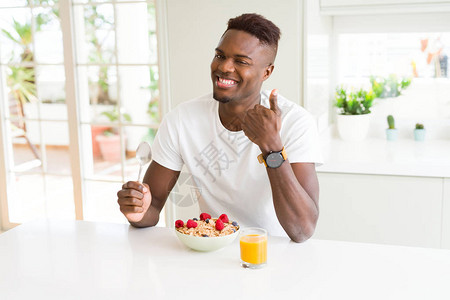 年轻的非洲裔美国人早上吃健康的早餐图片