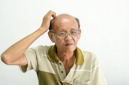 身戴眼镜的亚洲男子抓头时图片