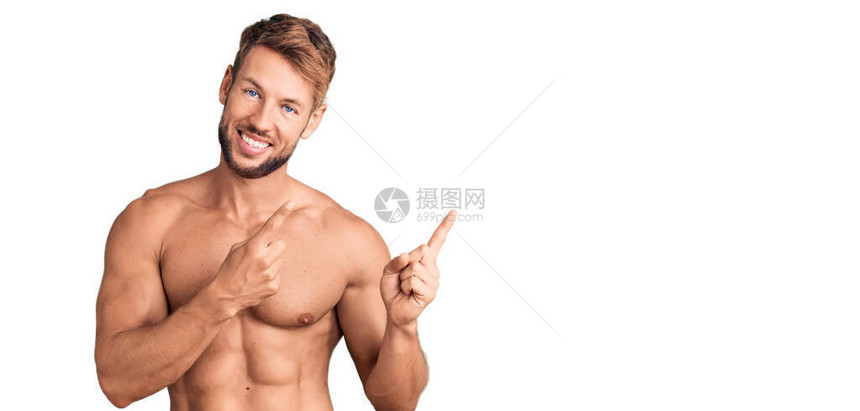 年轻caucasian男子站着不穿衣服的微笑图片