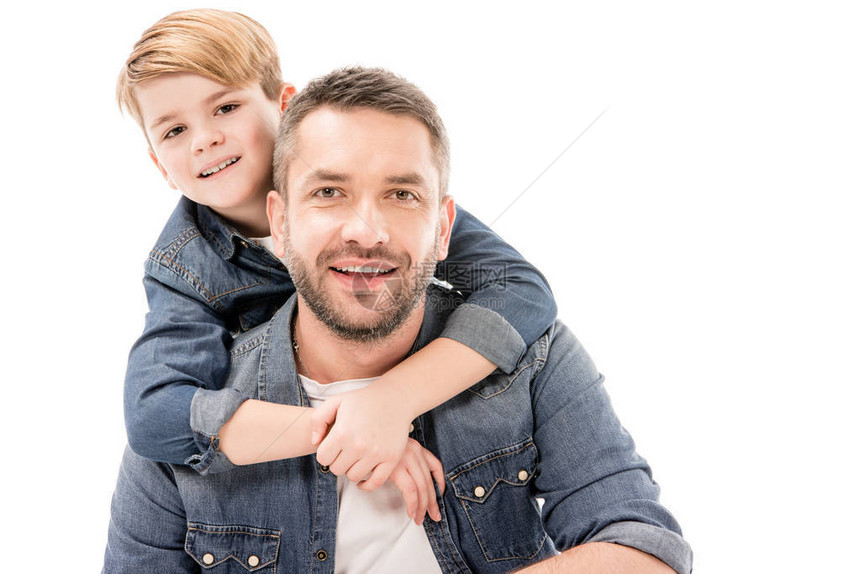 喜笑的男孩拥抱父亲孤立图片