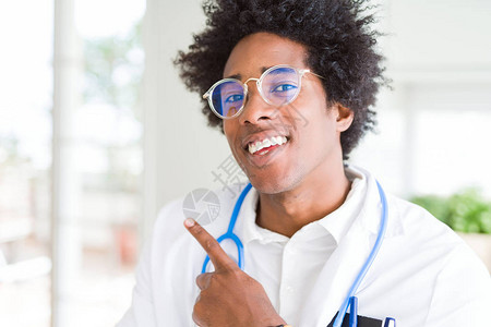 在诊所戴眼镜的非洲裔美国医生开朗图片