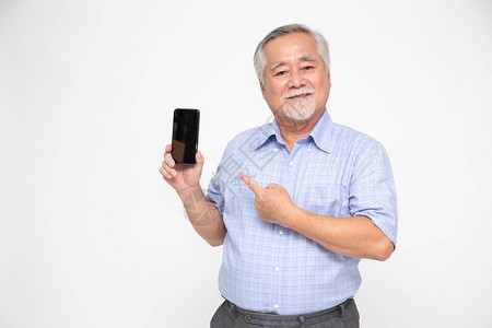 一位亚洲老人的肖像展示或展示手机应用程序图片