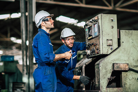 工厂机器维修服务工程师团队工人在工厂与团队合作检图片