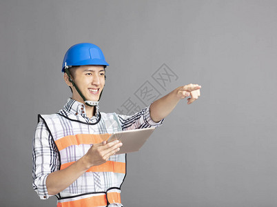 年轻的青年建筑工人微笑图片