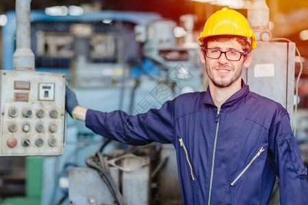 美国青少年工人快乐工程师笑着为维修理机器服务在重型工业中图片