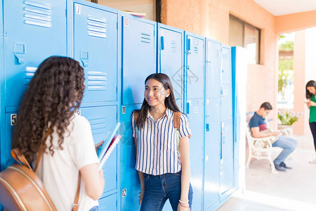 青少年学生在校园里站在图片