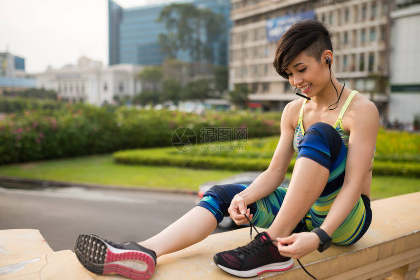 在户外训练前系鞋带的越南年图片