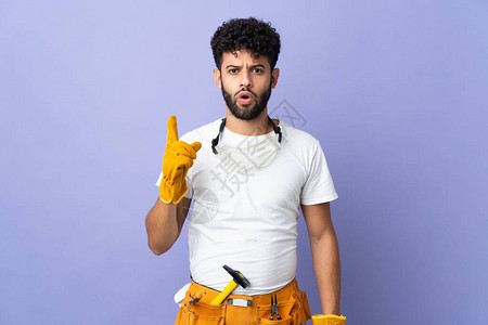 以紫色背景孤立的摩洛哥青年电工男子图片