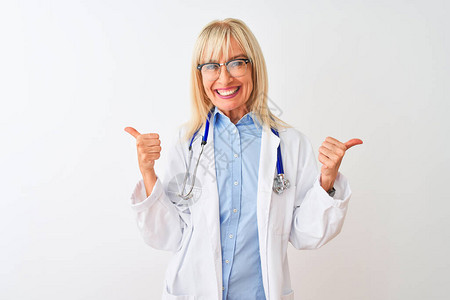 中年女医生戴着眼镜和听诊器图片