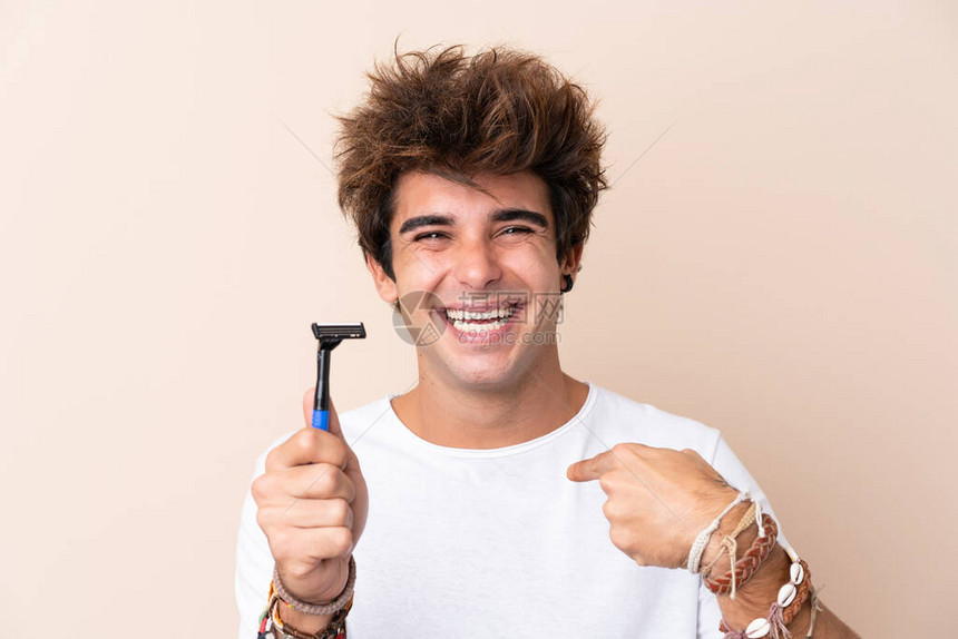 英俊的年轻男子刮胡子用图片