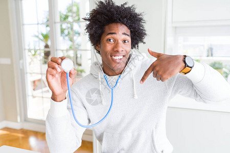 非裔美国人男子拿着听诊器检查身体健康图片