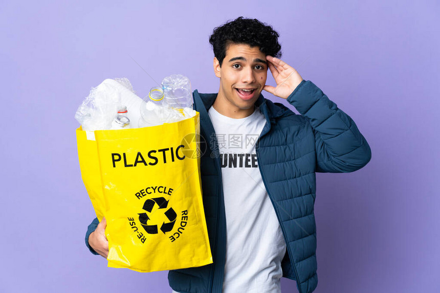 委内瑞拉青年男子拿着一袋装满塑料瓶子的袋子图片