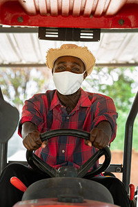 非洲农民在农村收割时戴面罩图片