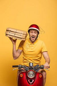 穿黄色制服骑摩托车和披萨盒的送货员图片