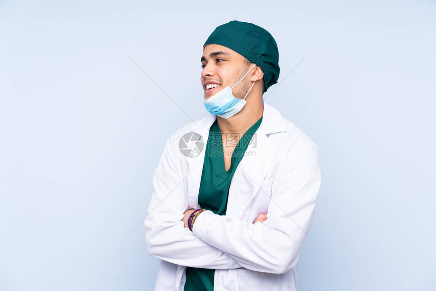 穿着军服的外科医生在蓝背景笑图片