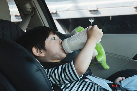婴儿男孩在汽车安全座椅驱图片