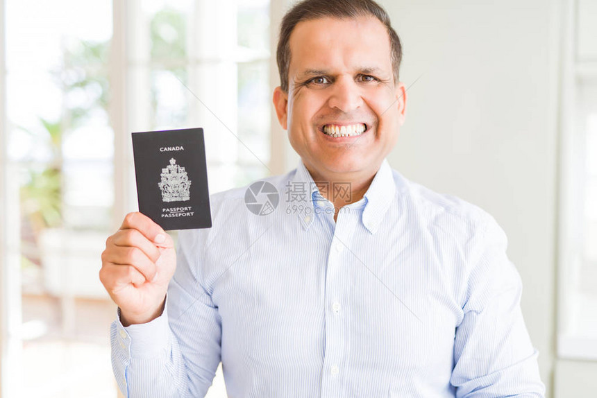 中年男子手持加拿大护照图片