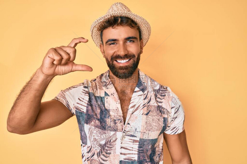 戴着暑期帽子的年轻西班牙男子笑着满怀自信地用手摆布图片
