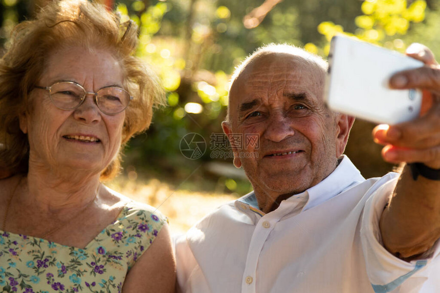 祖父母或高龄夫妇用手机照图片