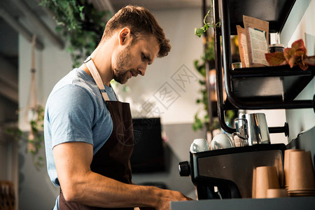 咖啡机在为顾客煮咖啡时使用咖图片