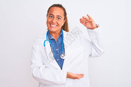 中年成熟的医生女人戴着听诊器图片