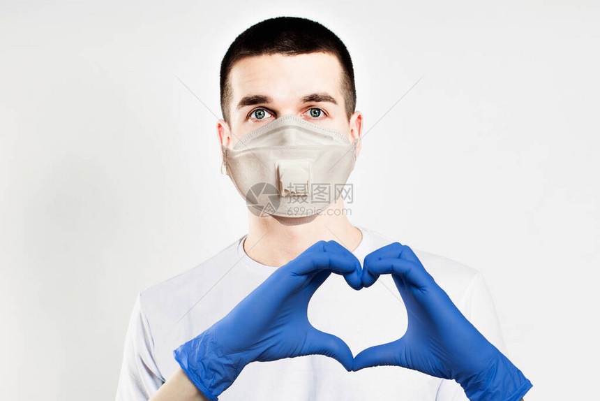 乐观的医生戴着防护面具做心脏医疗保健医图片