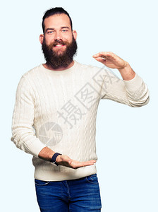 年轻的时髦男子穿着冬季毛衣图片