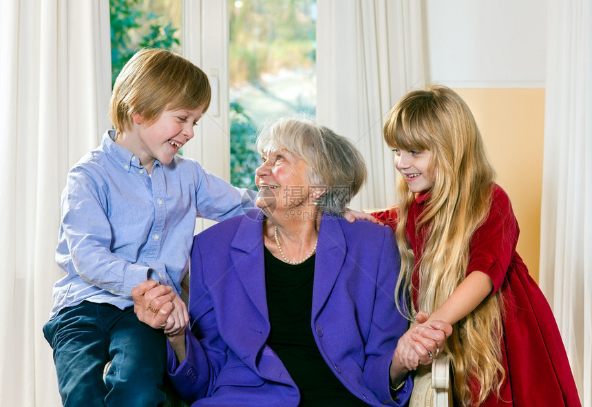慈爱的小男孩和女孩与年迈的祖母合影图片