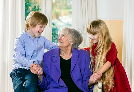 慈爱的小男孩和女孩与年迈的祖母合影背景图片