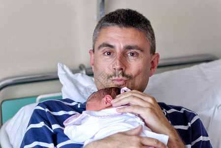 快乐的人在医院抱着新生婴儿生活和家庭概图片