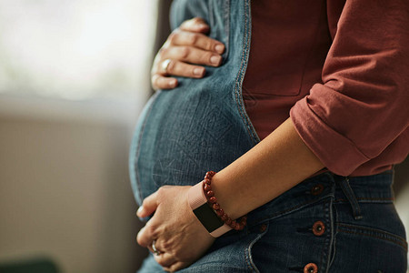 孕妇触摸她的腹部的特写镜头图片