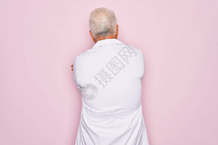 中年老白发医生戴着听诊器和专业医用外套图片