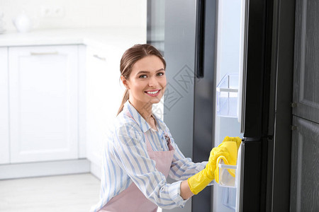 在家用橡皮手套清洗冰箱的图片
