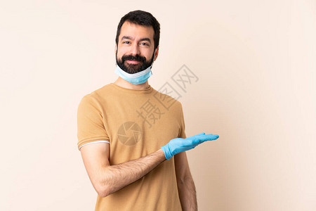 有胡子的白人男子保护免受冠状的伤害面罩和手套与孤立的背景呈现一个想法图片