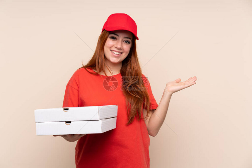 披萨送出比萨饼的少女图片