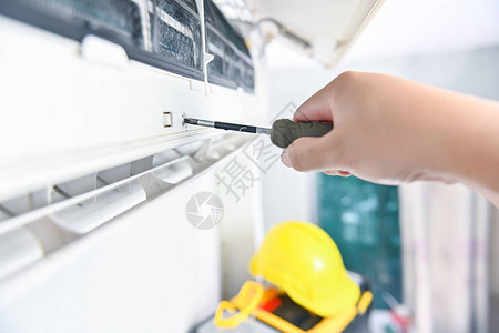 修理和修理家里的空调在电晕危机期间在家中锁定和自我隔离待在家里并图片