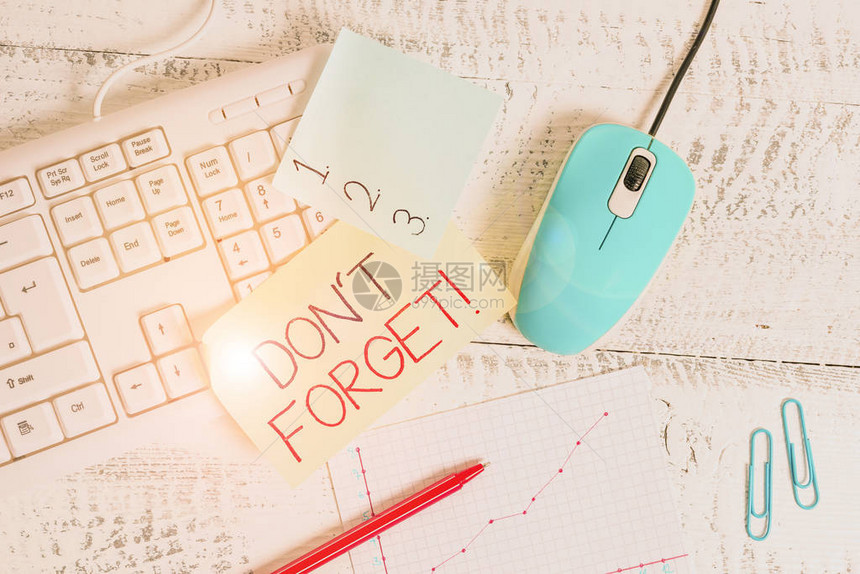 写笔记显示DonTForget用于提醒某人重要事实或细节的商业概念放置在木桌上的书写设备图片