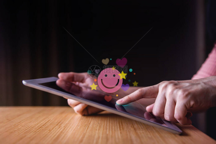 客户体验概念使用数字平板电脑通过互联网提供反馈的女人正面评价客图片