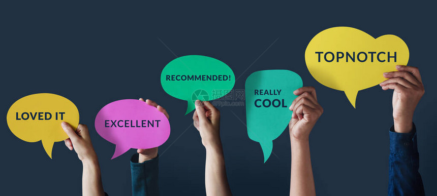 客户体验概念一群快乐的人举手对语音气泡卡进行积极评价客户满意度图片