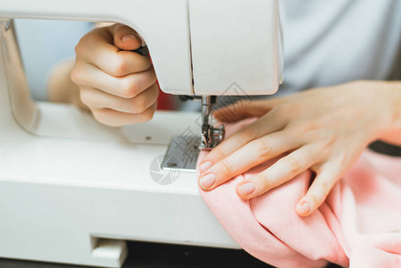 缝纫机是裁缝工做的女孩缝制并图片